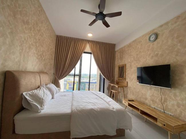 Cozy Sky Trees with Balcony, Smart TV , Aeon & Pool Images_5