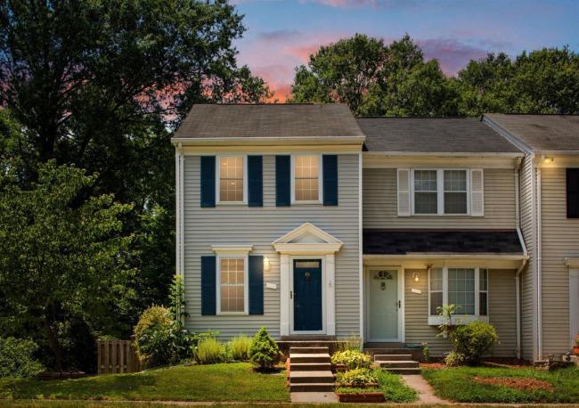End Unit Townhome with in No VA, 40 Mins to DC, Pets OK Images_4