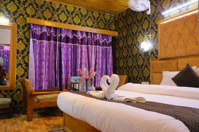 Hamta View Hill-Top on Mall Road Manali Images_4