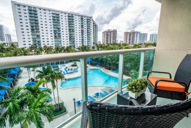 Upscale and comfortable apt on the beach Images_2