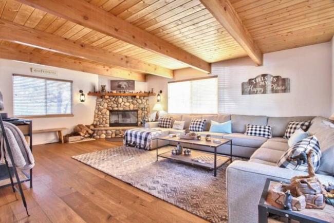 Lazy Pine Lodge big log-style cabin with deck and BBQ Images_1