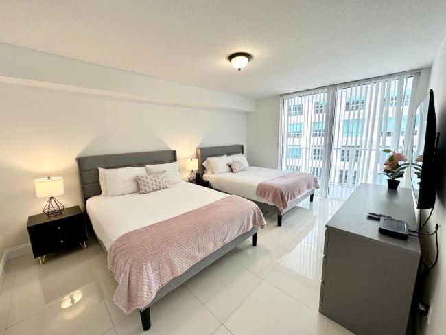36th floor Brickell bay view 1BR 2 Queens and Sofa Bed Images_4