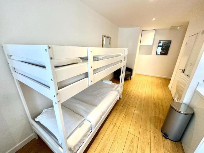 1. V01 - 100m from Piccadilly Circus Images_1