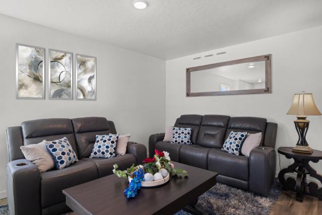 Chic 3BR Haven near Wineries, Lake Lowell & C of I - Ideal for Hiking & Relaxing! Images_4