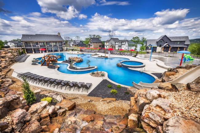 Serenity Shores Resort - Luxury Lakefront Lodge - Pools and Many Free Amenities Images_4