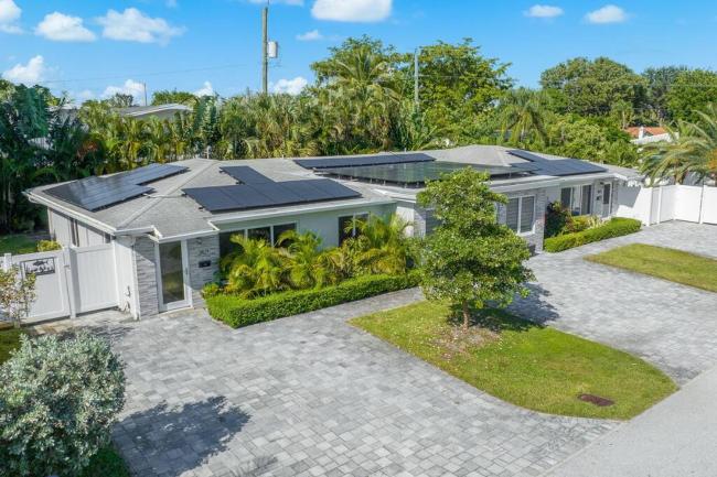 Renovated + 2MI from Beach + Heated Pool +Grill Images_2