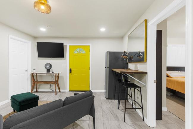 Comfortable Compton 2 Bed APT 1 Images_5