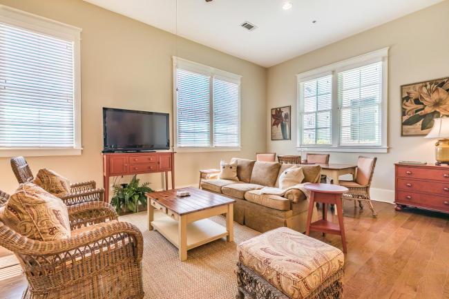 New Listing! Habersham Flat - Sleeps 4 Walking Distance to Pool and Market St Images_5