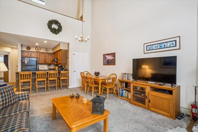 Spacious & cheerful Pico slopeside Condo Walk to lift & ski back! Pico 304 Images_1