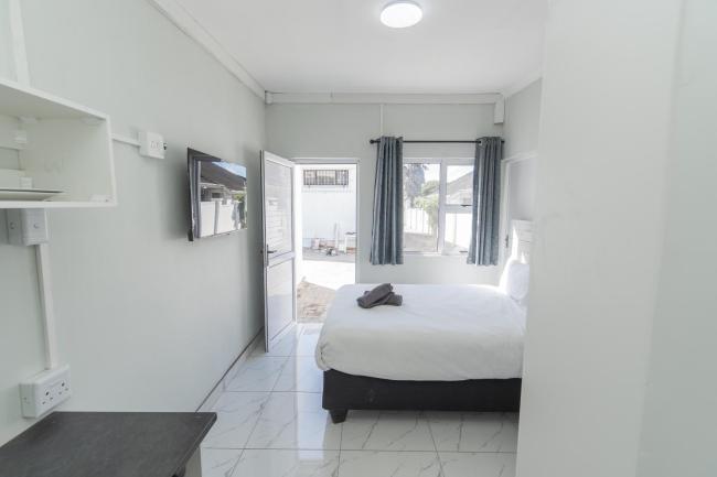 16 on 7th Guesthouse Summerstrand Images_4