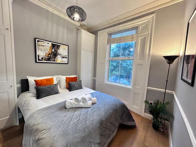Elegant 2BR Flat in Islington Images_1