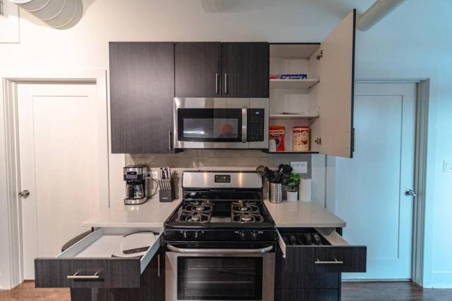 McCormick Place 420 friendly 3Br Family Unit for up to 8 guests with optional parking Images_2