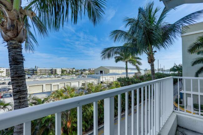 Lantana Condo with Smart TV 11 Mi to Palm Beach! Images_1