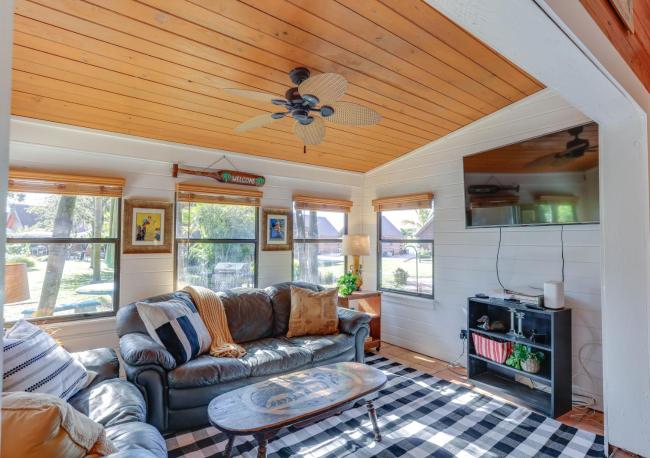 Okeechobee Cabin with Patio and Community Pool! Images_3