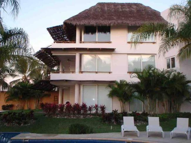 Beach Front condo less than 10 steps to the beach. Images_4