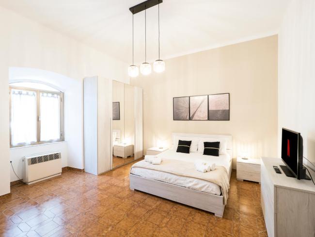 {2 steps from the Colosseum} Free Wi-Fi & Netflix Images_1