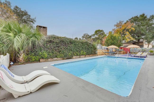 Fort Walton Beach Studio Shared Pool and Beach Bar! Images_2