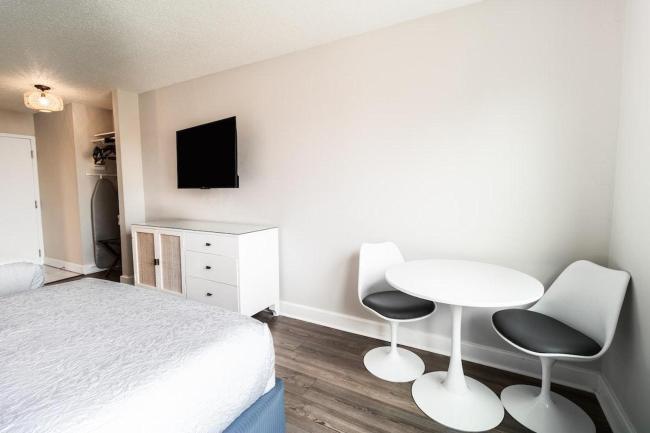 Beach Vibes with Great Amenities on the 2nd Floor Images_2
