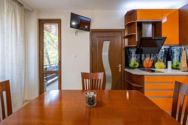 Spacious Newly Furnished 1 BDRM Apartment Images_2