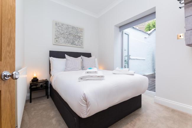 Vibrant 1BR Apt wPrivate Decked Garden, Fast WIFI Images_2