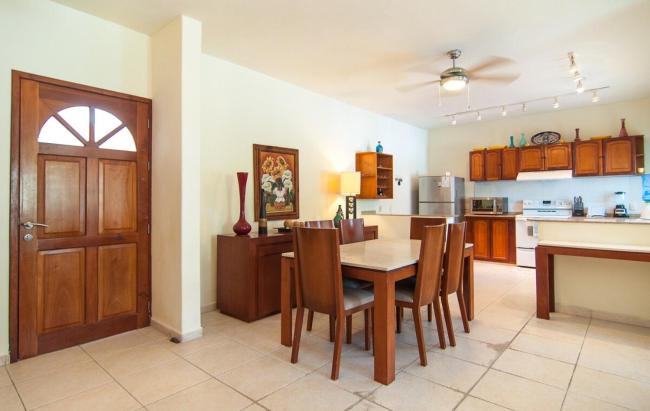 Lovely 4 Bedroom Condo in the Heart of Downtown Images_3