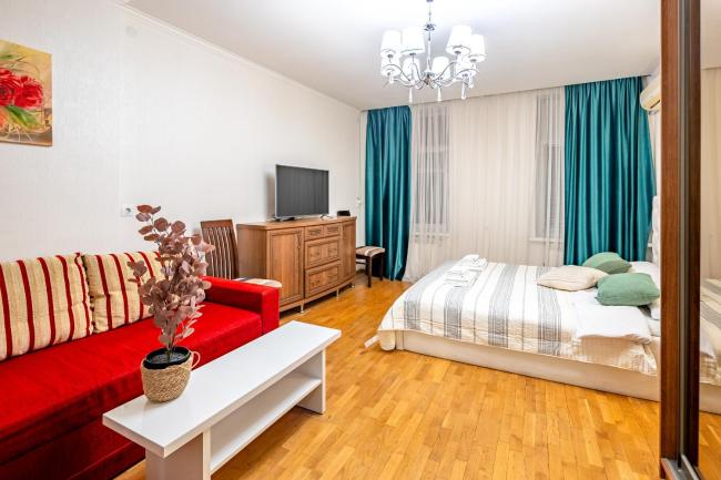 Just another comfy apartment on the main squere. 2 bedrooms, own heating, AC Images_4