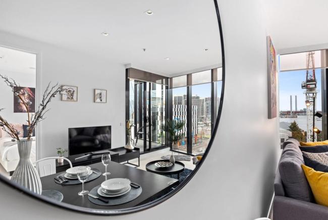 A Comfy 2BR Apt with Harbour Views FREE Parking Images_2