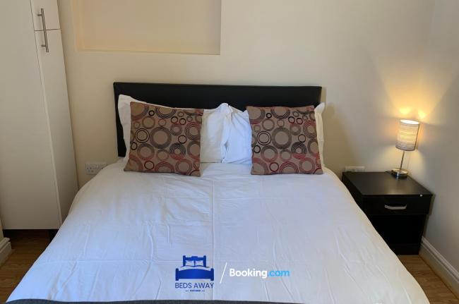 Spacious 5 Bedroom Apartment Ideal for Contractors By Beds Away Short Lets & Serviced Accommodation Oxford with Parking in Iffley Images_5