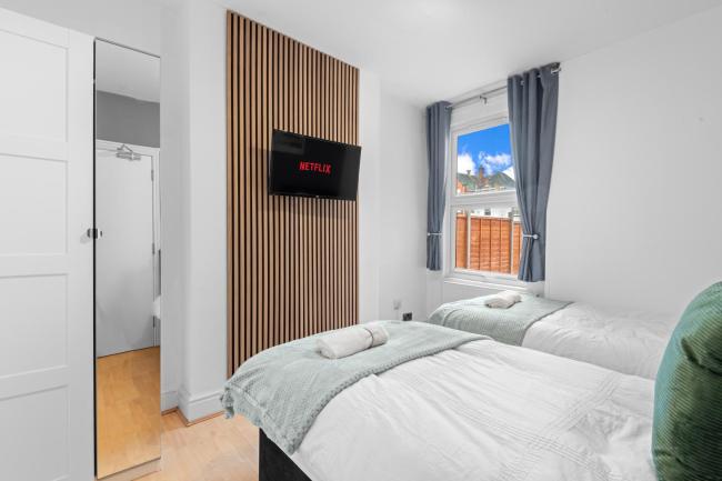 Amazing, Spacious 4BR Home: Weekly or Monthly Stays Images_3