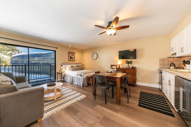 Queen Studio with Lake View 2nd Floor Unit 246 Bldg C Images_1