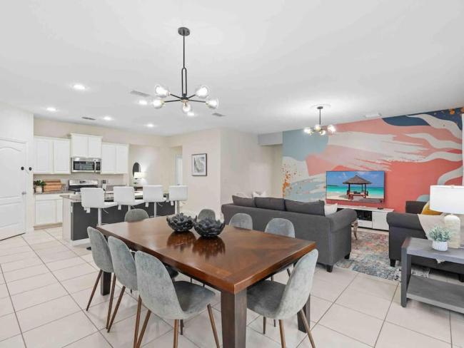 SUPER COMFY - 7BD 5 5BA SLEEPs 22 with AMENITIES Images_2