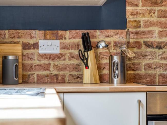 Pass the Keys Central Apartment with king bed Images_5