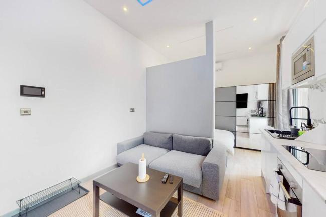 Apt for 4 with Aircon - 1min to Paddington Station Images_1