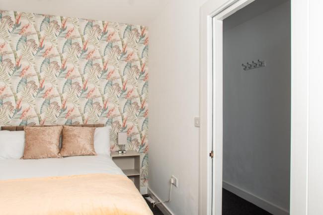 Charming and Bright 2 Bedroom Apartment, Close to Stadiums, Transport links, Free Parking Images_4