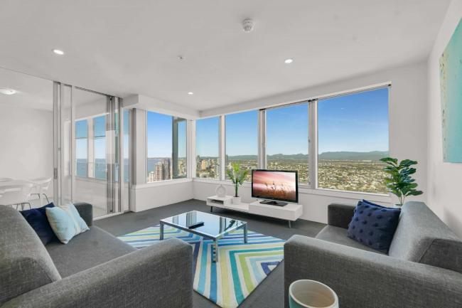 2-Bed with Spectacular Views, Pools, Sauna & Gym Images