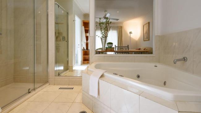 Lakeside Suite 4 - Lake View & Spa Bath Images_4
