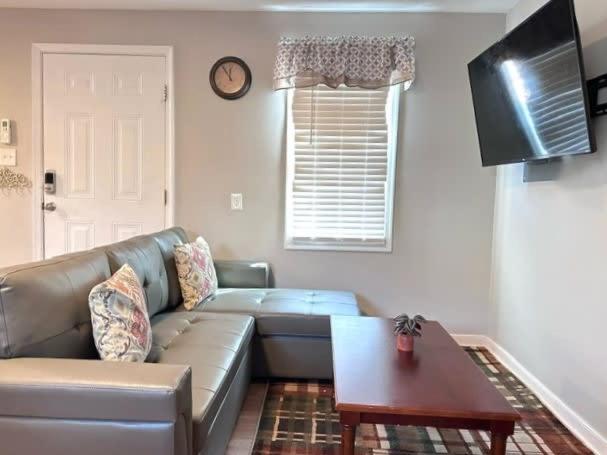 E3 Centrally located in Carytown fully fenced Images_2