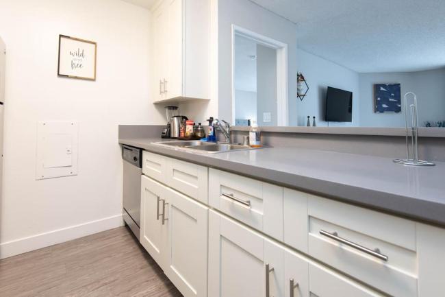 Hollywood 2Bed Apt w Rooftop pool & Panoramic View Images_3