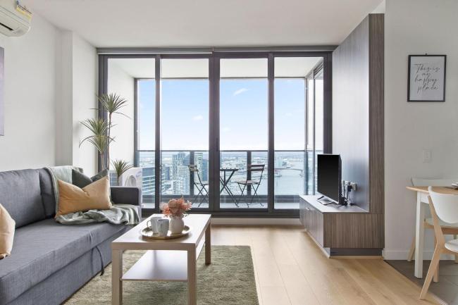 A Cozy 2BR Apt with Harbour Views FREE Parking Images_3