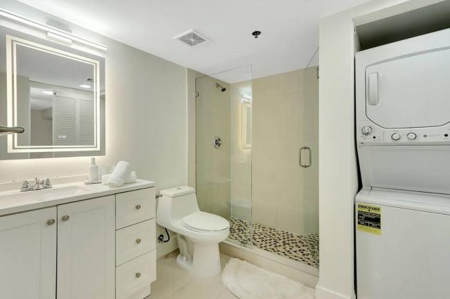 Lux 1B condo with XL Balcony, Pool, Gym & Games Images_1