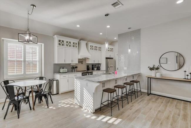 Trendy and Modern home w a Private Pool Images_2