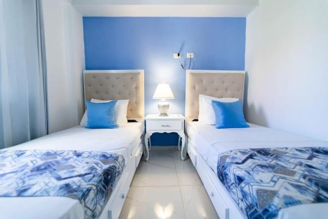 Charming 2 bed 1 bath with Pool Images_1