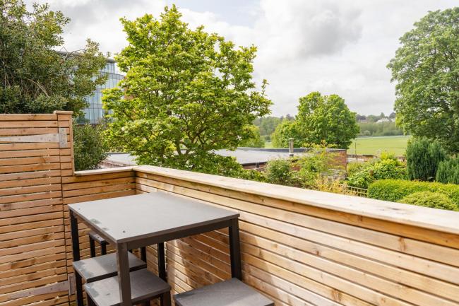 Stunning 2 bed with views of Chester Racecourse Images_3