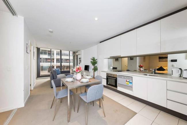 A Comfy 2BR Apt with a Pool & Gym Southern Cross Images_1