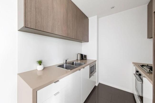 A Cozy 2BR Apt with Yarra Views FREE Parking Images_5