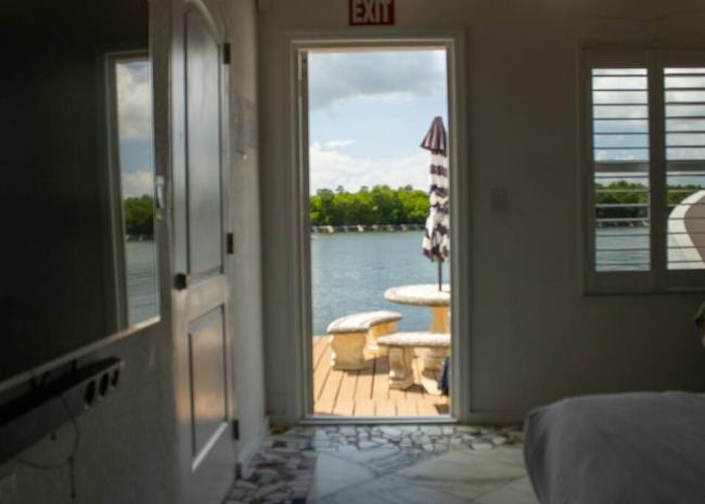 Komffy Studio with King Bed Images_2