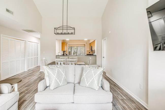 Bright Myrtle Beach Apt Less Than 1 Mi to Golf and Beach! Images_4