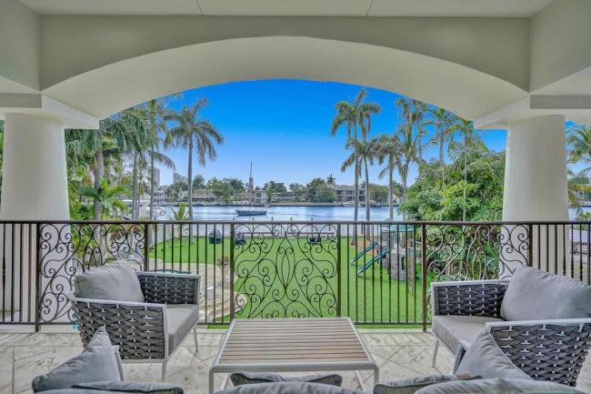 8500sf Direct Intracoastal Mansion - Heated Pool included in price Movie Theater Game Room Private Dock 8br 10 minute walk to the Beach Images_4