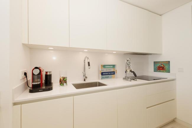 Modern apartment with views of the sea and mountains Images_1