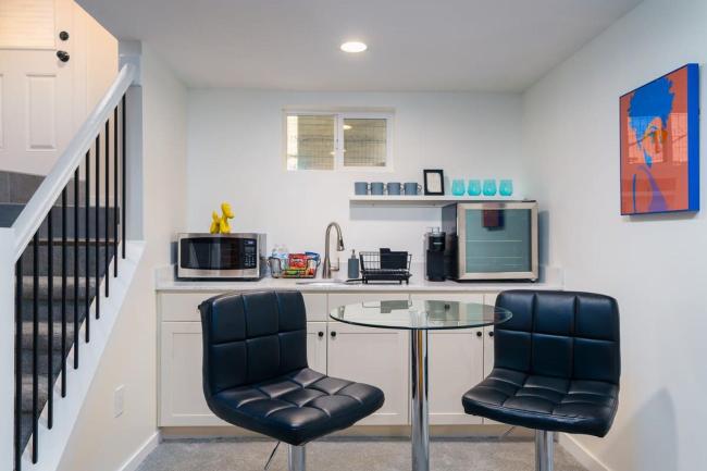 Sleek & Stylish Apt Steps From Bluebird Theater Images_2